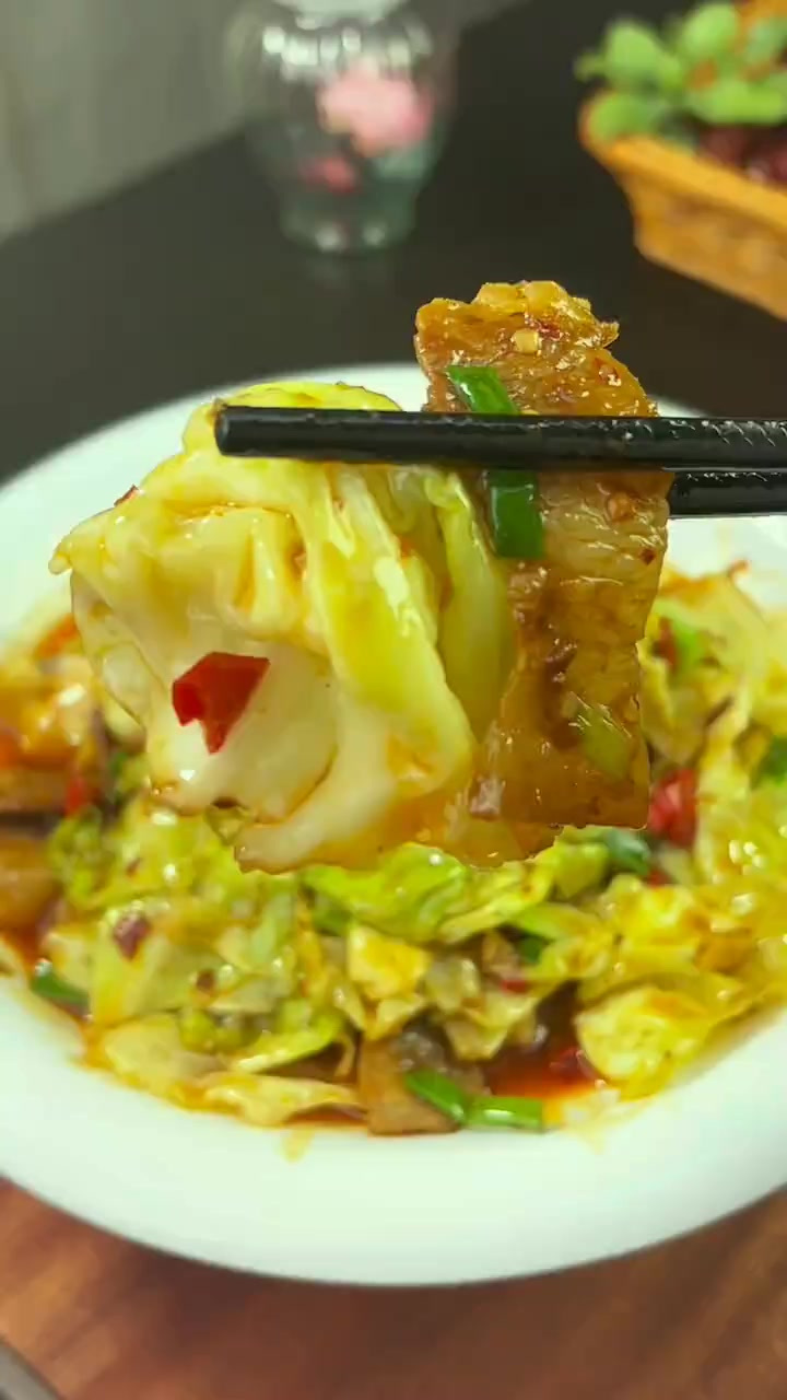 在家做干锅包菜，千万不要焯水也不要过油，你只需要记住这几步