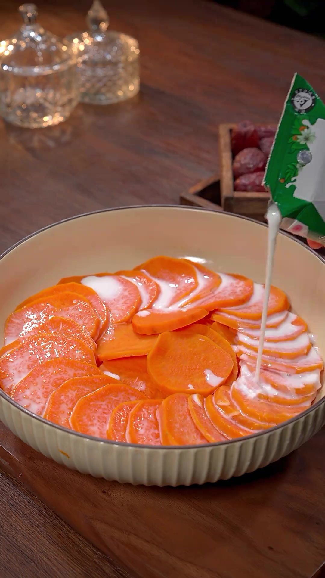 没想到把地瓜里倒进牛奶，就能做出一道外面酒店的招牌菜，不用任