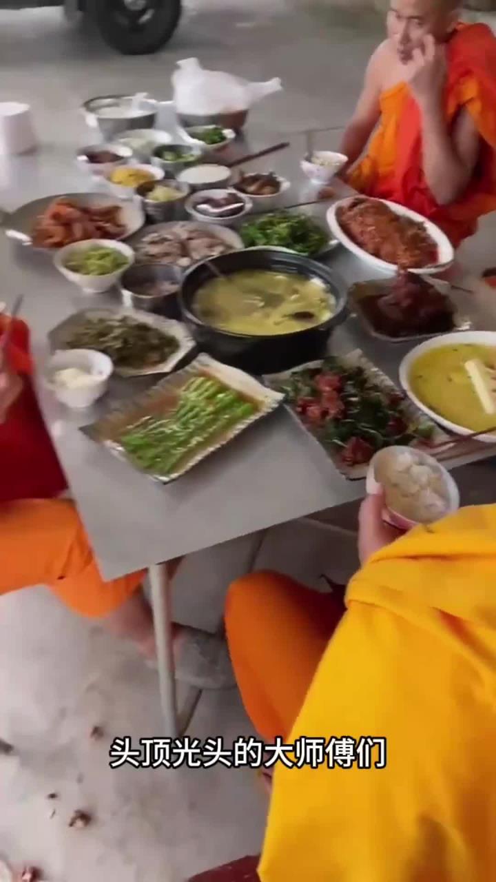 没想到师傅们的午餐竟然如此丰盛