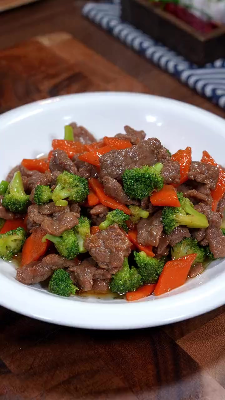 过年餐桌上除了大鱼大肉，当然也少不了这个西兰花炒牛肉，牛肉滑