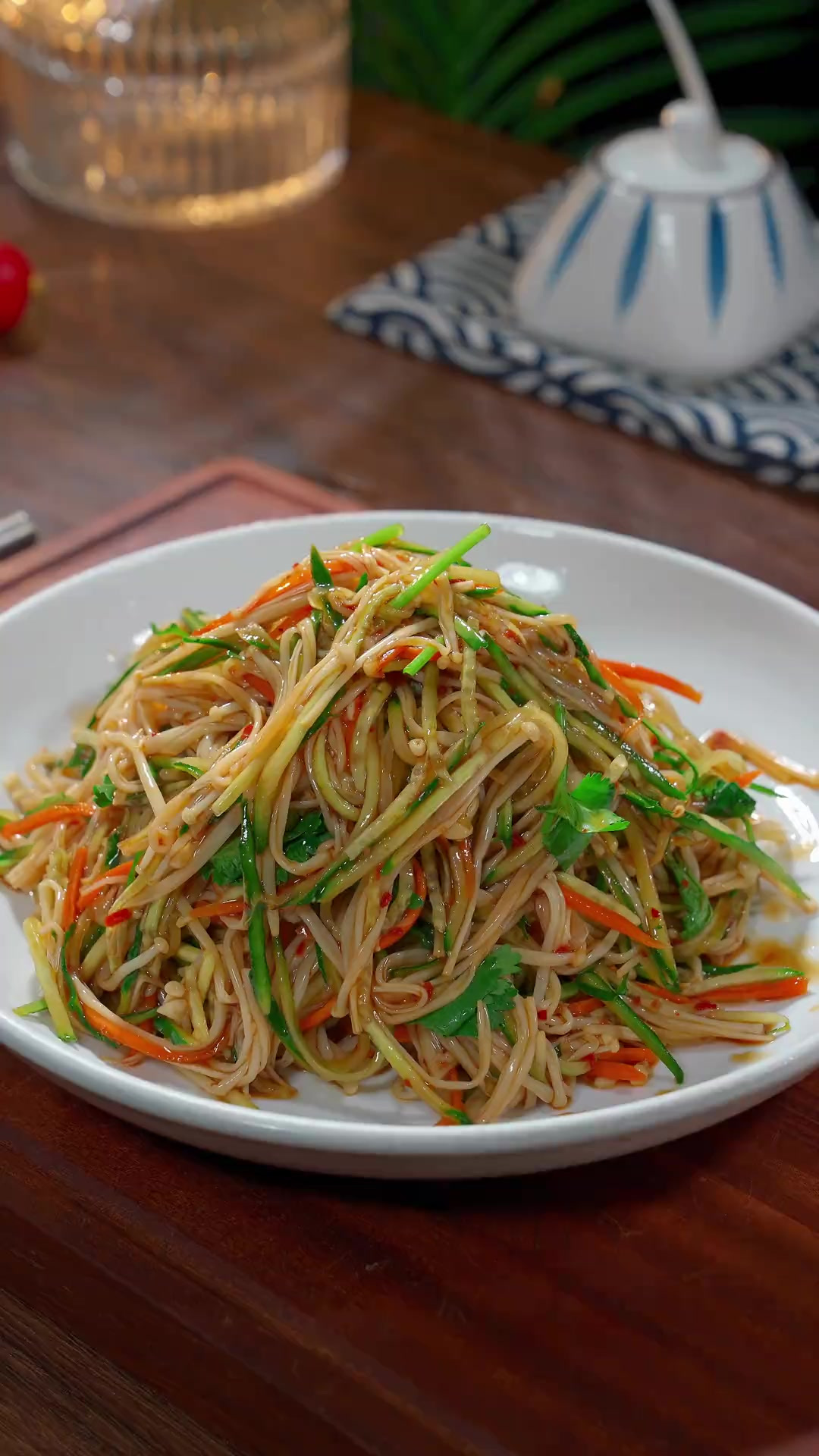 您要是吃够了大鱼大肉，那你就试试这道凉拌黄瓜金针菇，清脆爽口