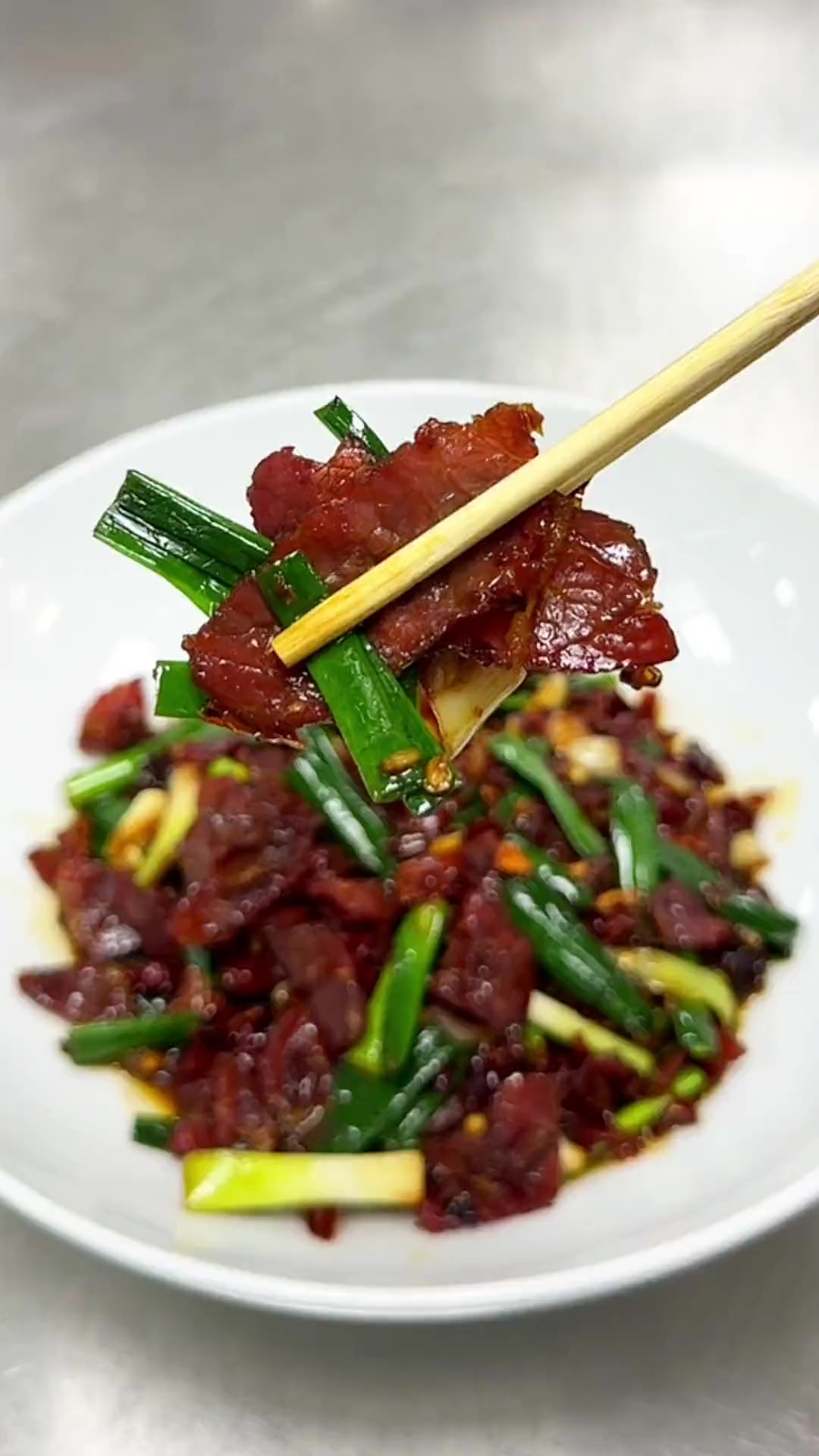 大蒜叶炒腊牛肉，炒法简单，下酒又下饭