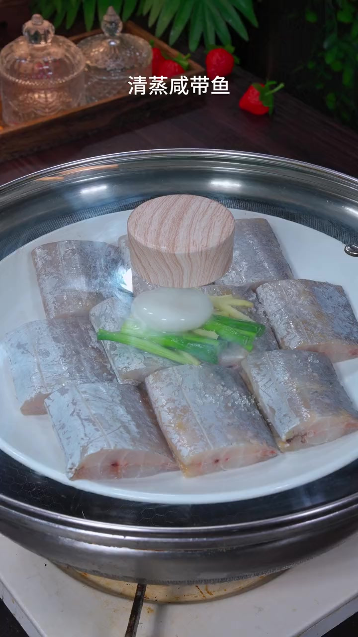 舟山特色菜！清蒸咸带鱼，它油脂丰富，肉质鲜美，特别好吃