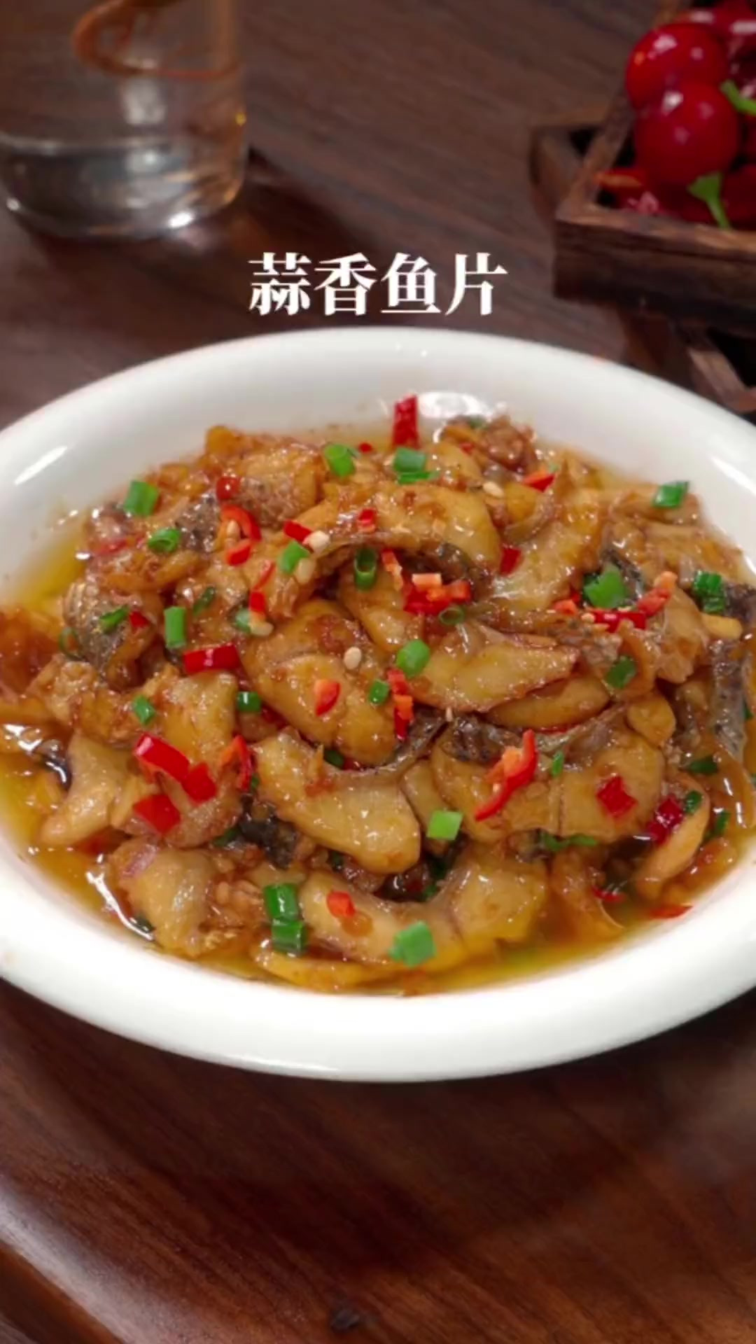 喜欢吃鱼的有口福了，滑嫩入味的蒜香鱼片做法，这样做出来的鱼片