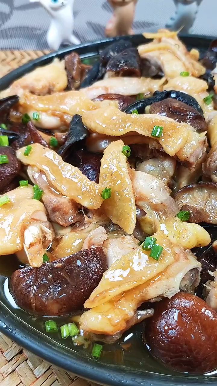 广东家庭必备下饭菜冬菇云耳蒸鸡，鲜香滑嫩，简单又美味