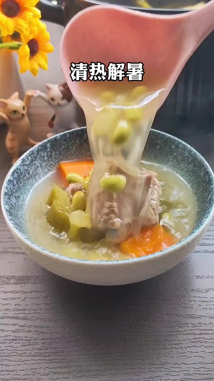 苦瓜黄豆排骨汤是夏天广东人最爱煲的一道汤，清热解暑，喝着特舒