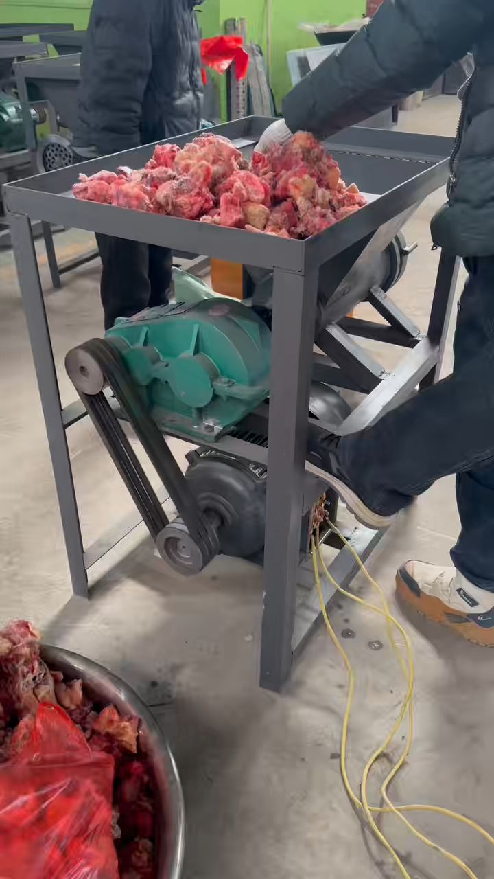 带毛鸡鸭鹅，鸡架骨用两项电就可以做狗粮#绞肉机#撕肉碎骨机#养殖机械