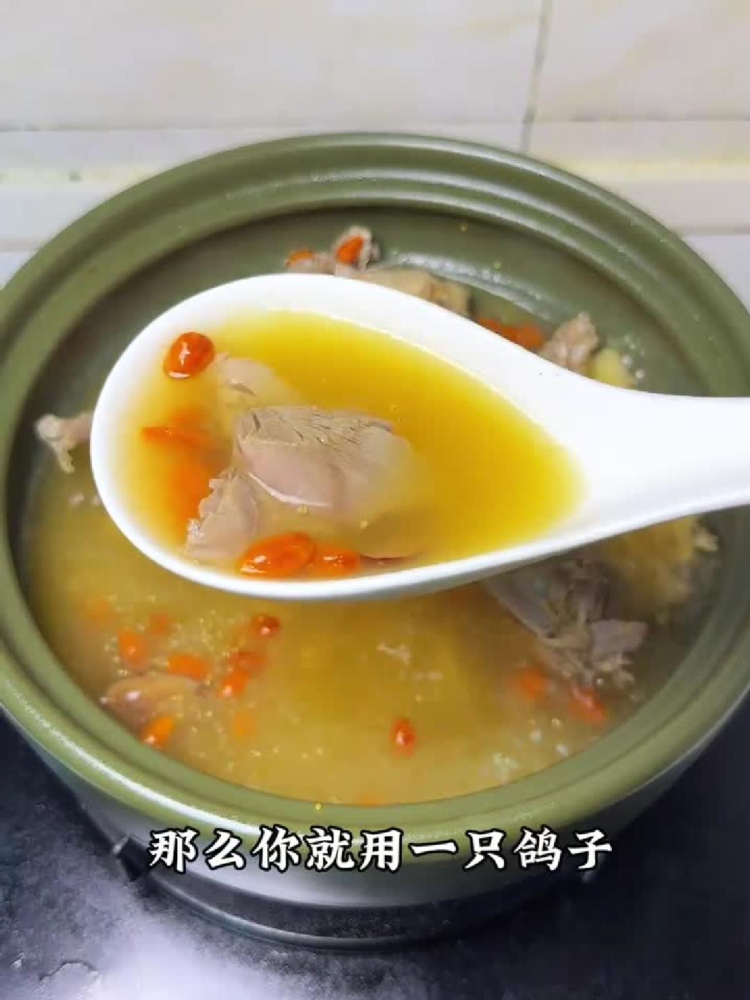 鸽子汤这样炖,滋补效果翻倍,一碗暖身又养生!