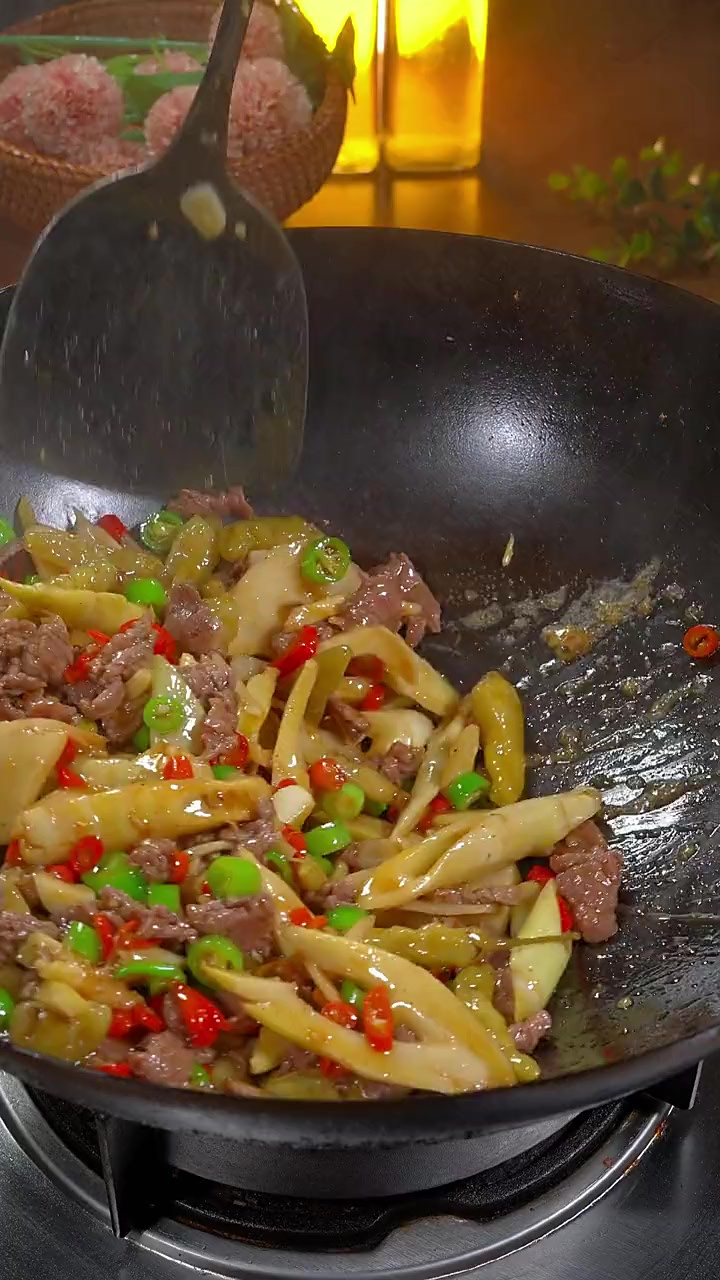 酸辣脆爽的竹笋炒牛肉，配着米饭吃这道太下饭了