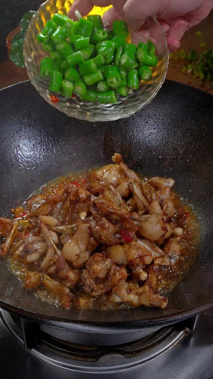 在我们湘菜里这道紫苏牛蛙真的是很受欢迎