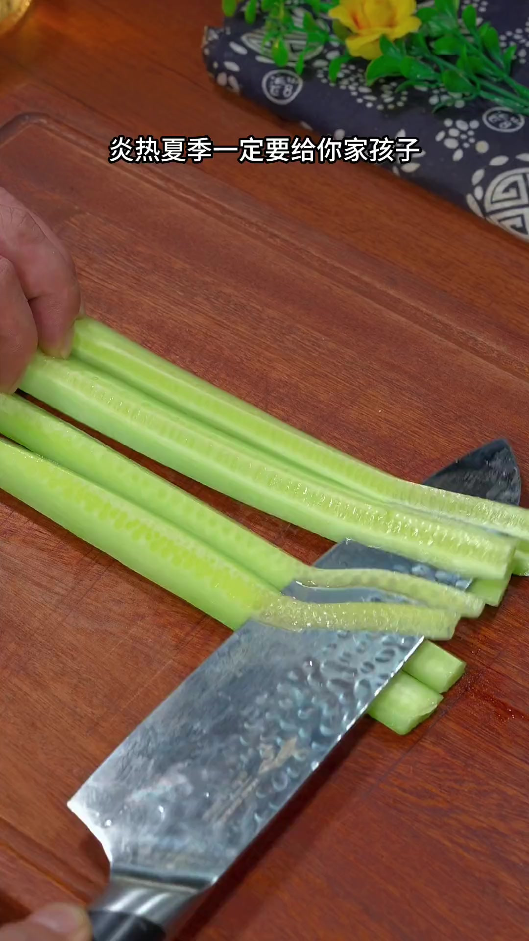 炎热夏季你就给你家孩子，做这个青瓜炒虾仁，清脆爽口不油腻