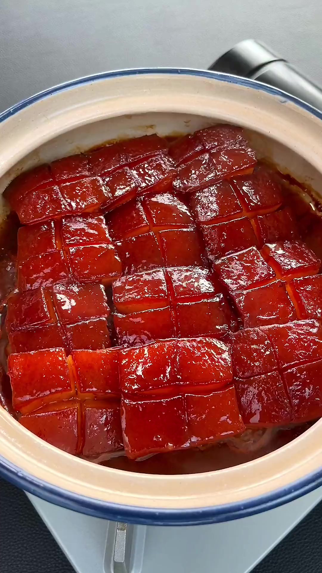 真正的东坡肉做法是不加一滴水一滴油的，做了几十年的东坡肉您做