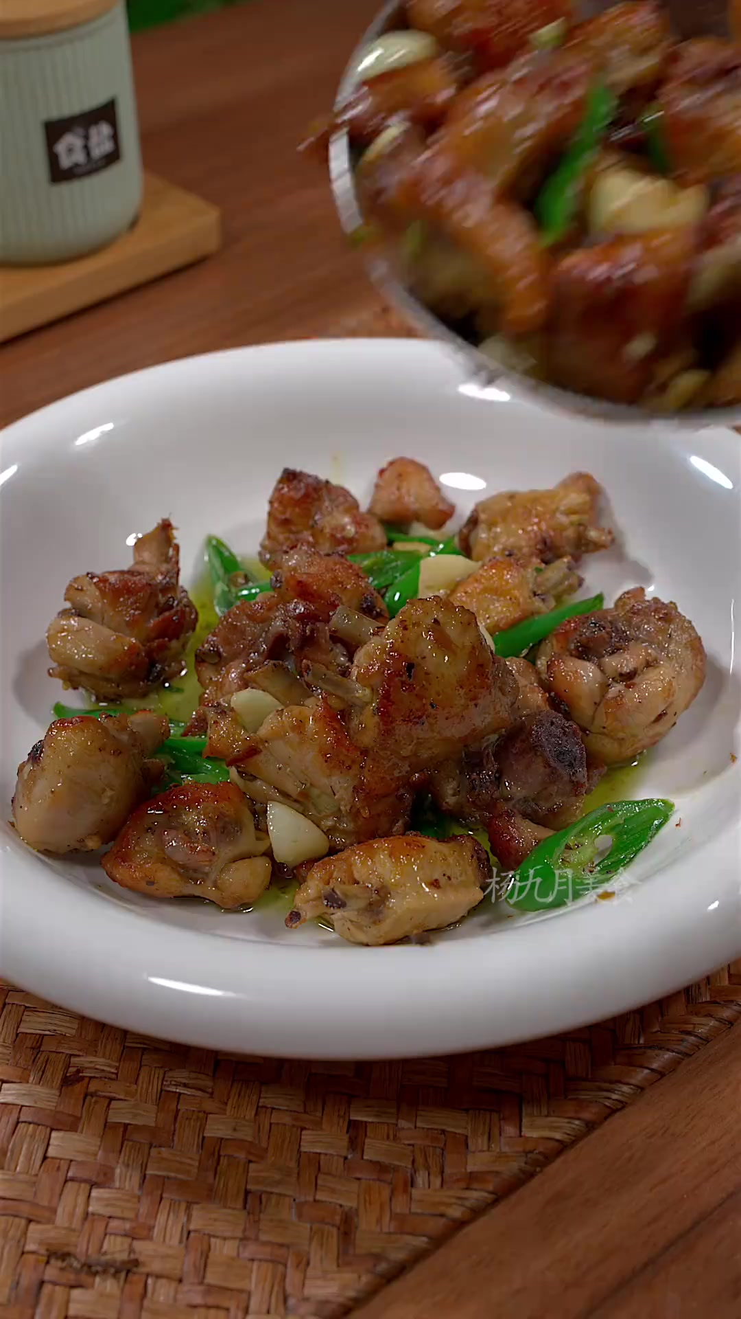 马上过年了，餐桌上给家人来上一道青花椒炒鸡，焦麻清香特别好吃