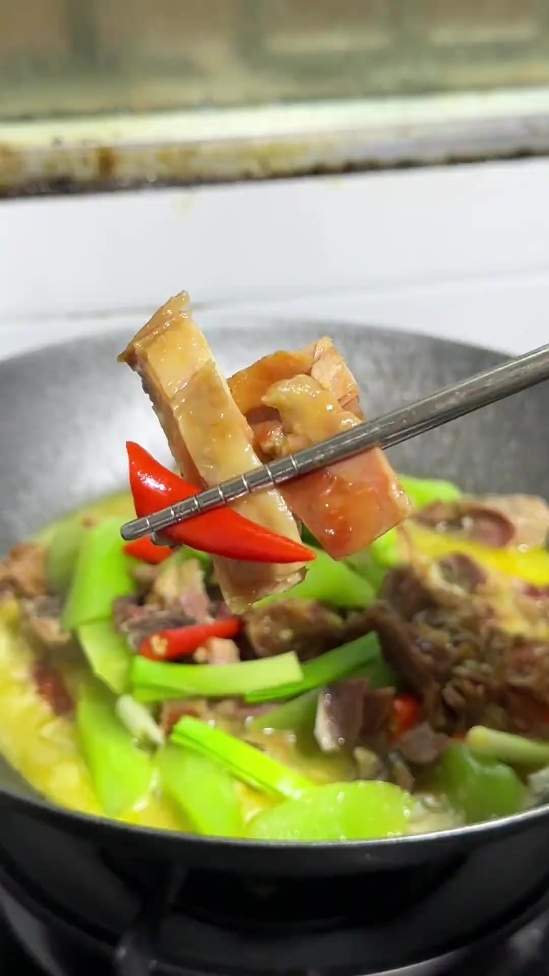 风干鸡炖莴笋，边吃边煮，吃完鸡，最后汤可以煮点青菜，做法简单