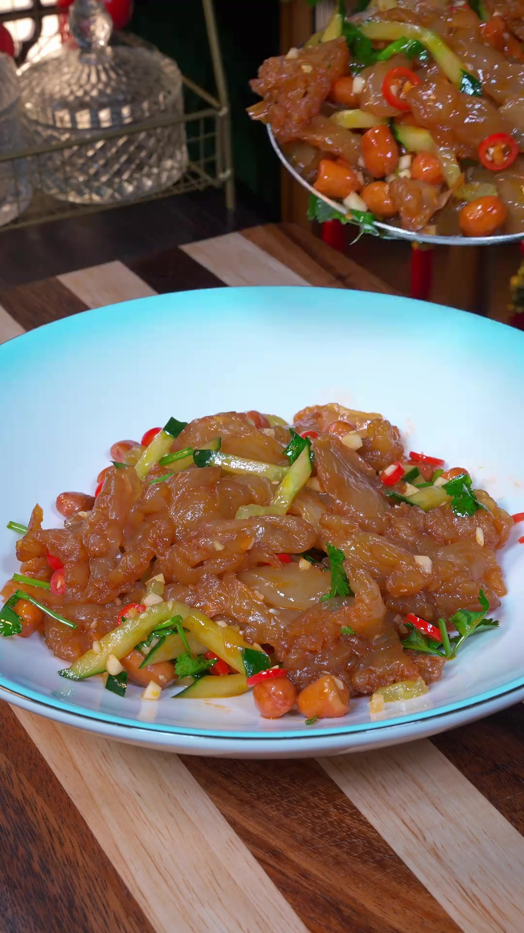 这个凉拌海蜇头，好脆好爽口，特别的好吃，既下酒又下饭～