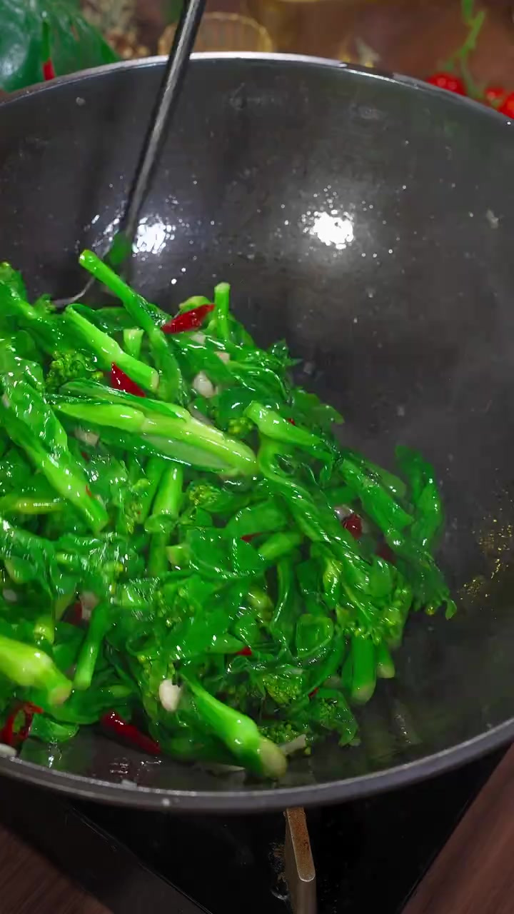 就这个清炒油菜苔，脆嫩爽口，甜丝丝的巨好吃