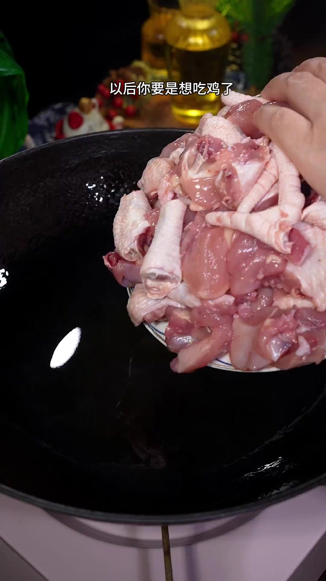 青花椒炒鸡这样做，椒麻鲜香，外酥里嫩，非常的鲜美