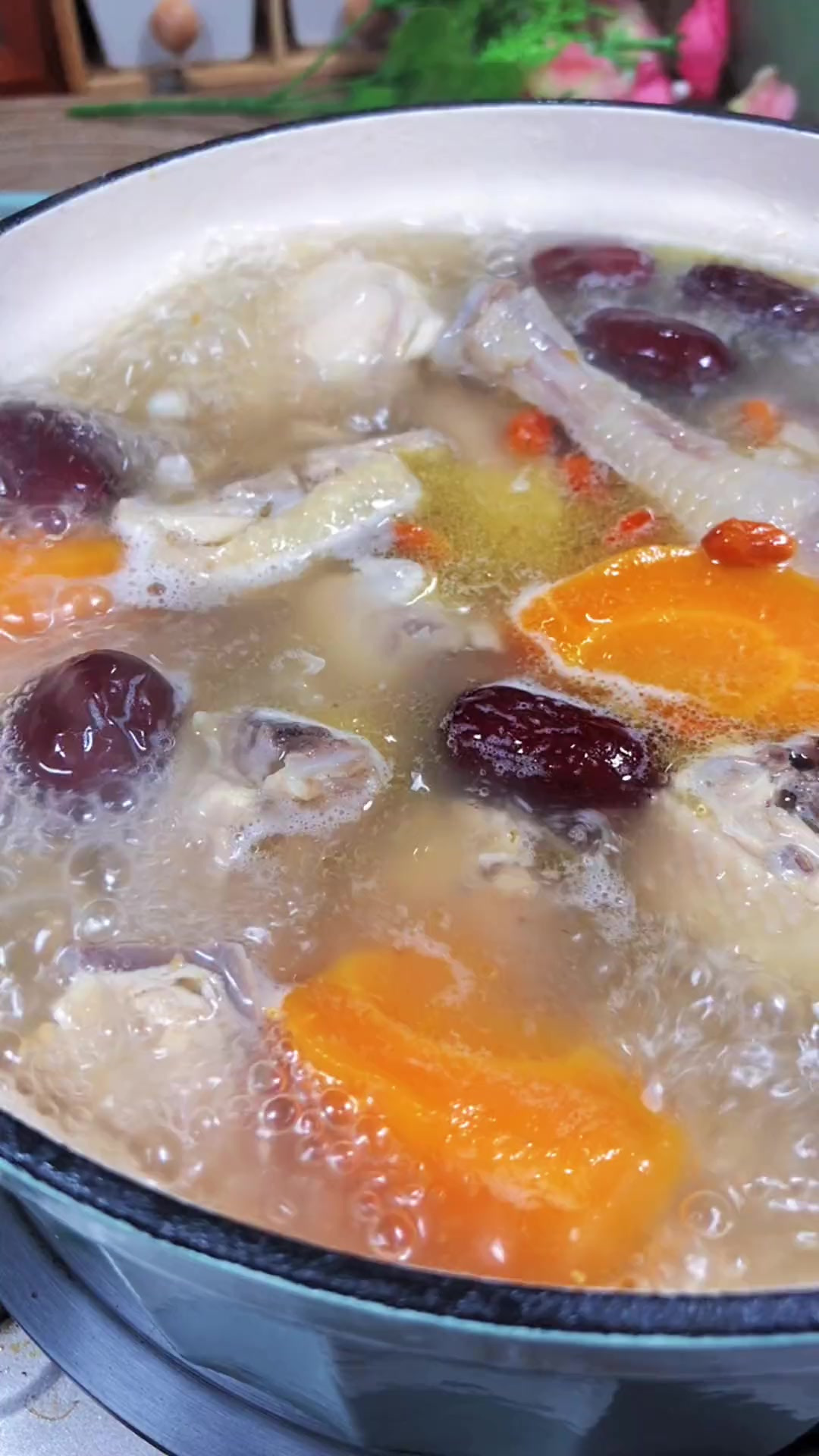 五指毛桃土茯苓汤，潮湿的天气又来了，给家人多煲一点汤水喝吧！