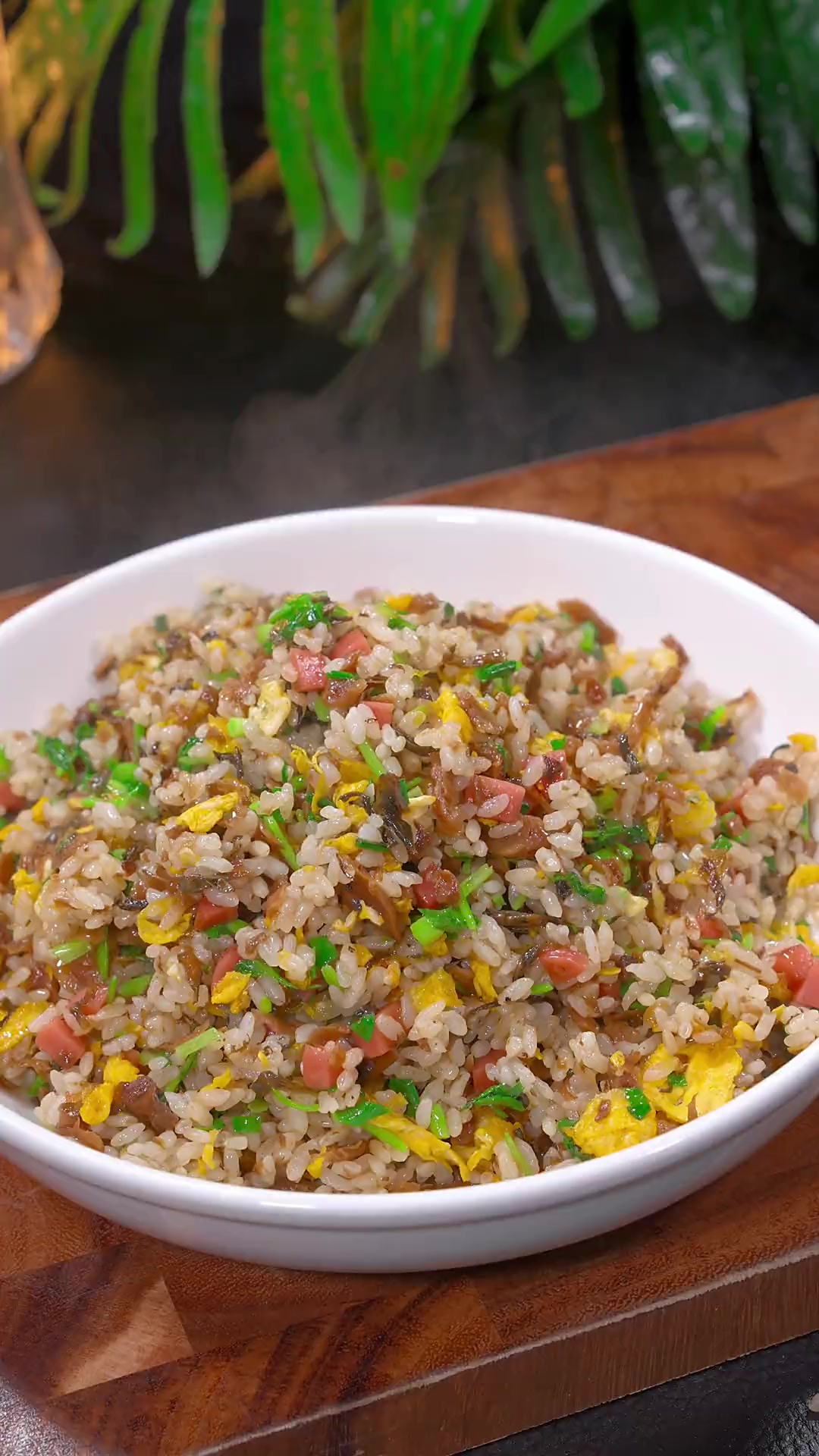 小朋友要是想吃蛋炒饭了，不要再出去买了，自己在家做就很简单