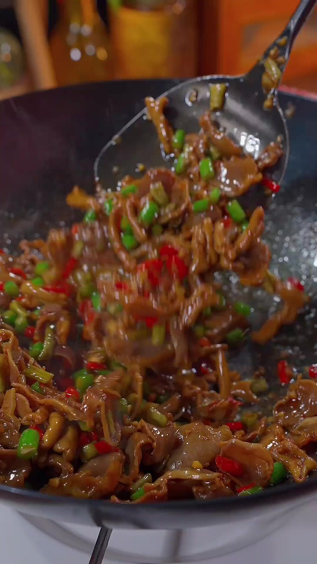 过年过节家里来客，我都会做这个香辣下饭的炒鸡杂，简单又好吃