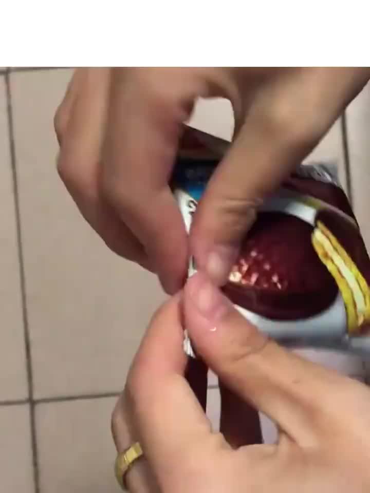 法律科普：女子买达利园巧克力派，掰开发现里面是饼干，好丽友