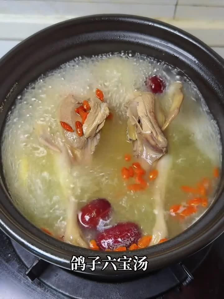 鸽汤慢炖补气血，鲜香软烂全家享！