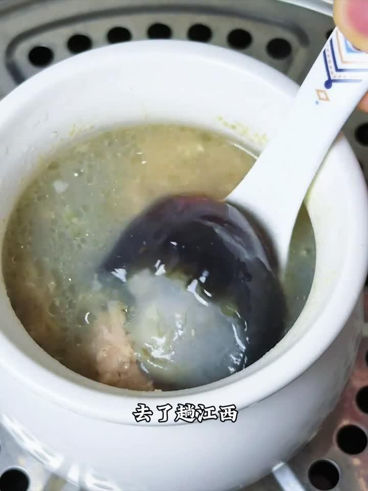 探秘江西瓦罐汤：皮蛋肉饼的养生智慧！