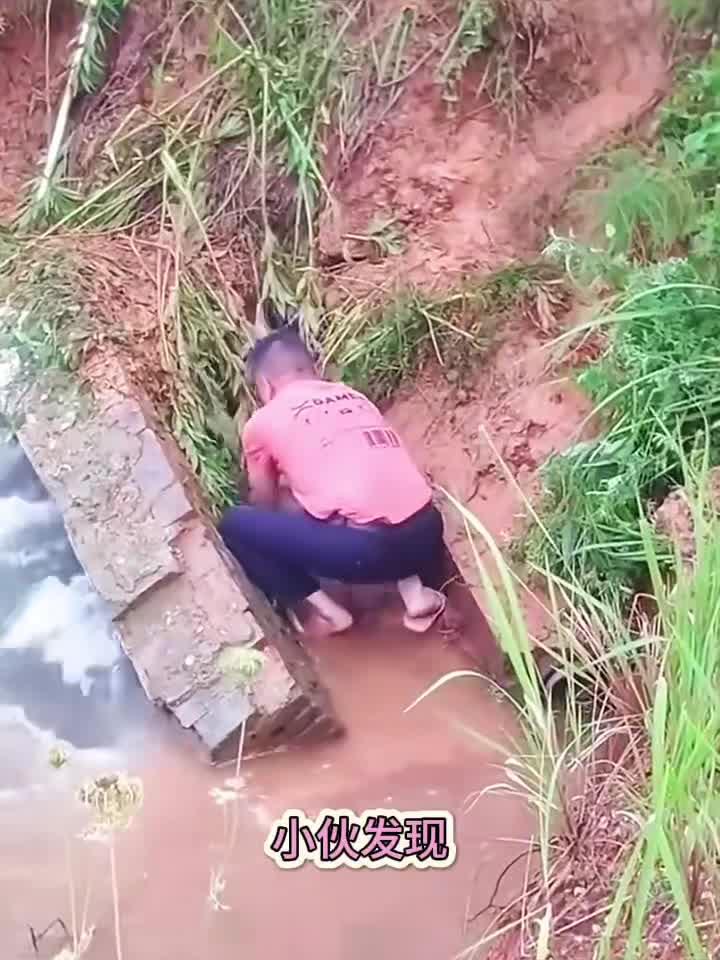 厉害的男子,双手抱着大鱼