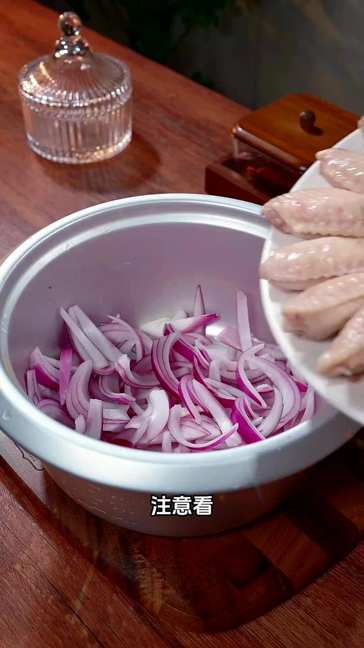 只要你家里有个电饭锅，不用油烟，不用加一滴水，就能做出一道简单又好吃的可乐鸡翅可