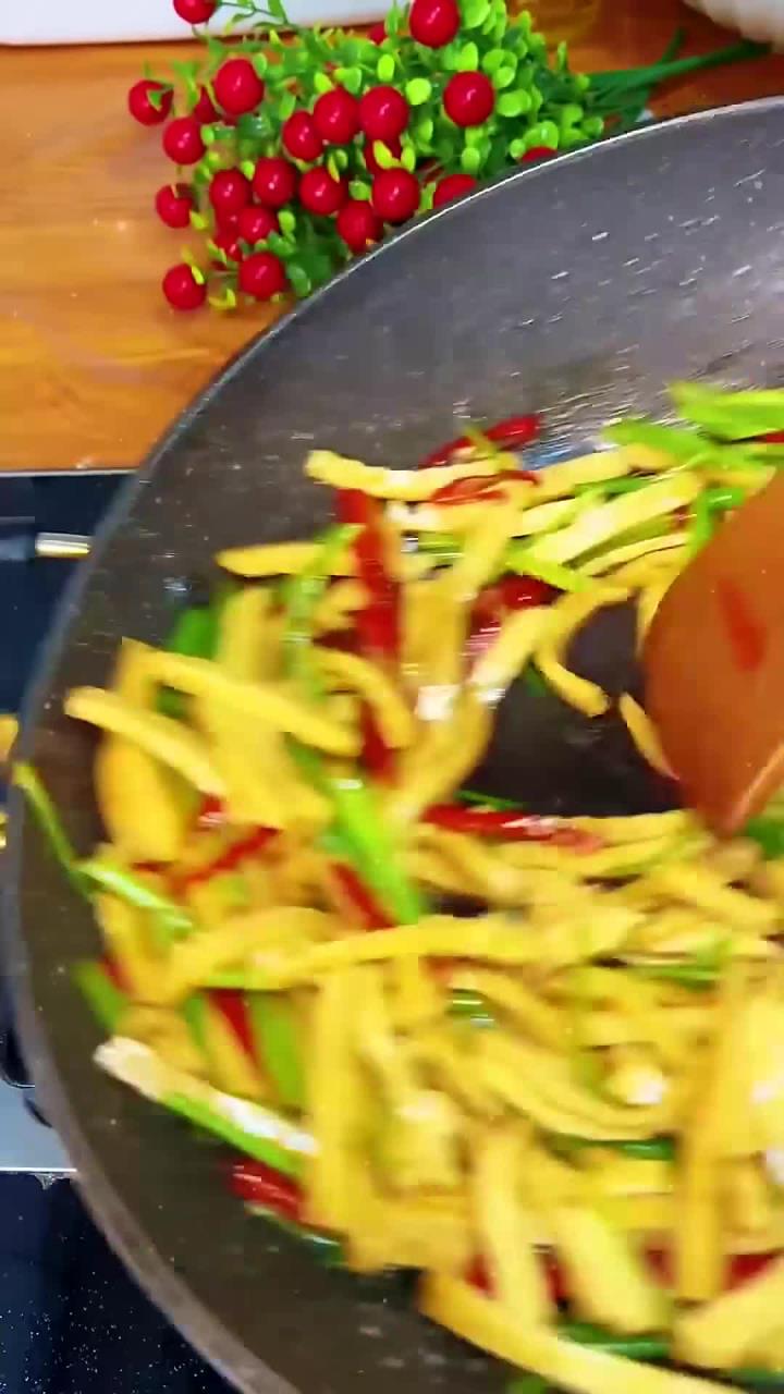 豆干炒芹菜,豆干的n种做法,豆干的做法很多,搭配芹菜做出来得家常菜色香味俱全豆干