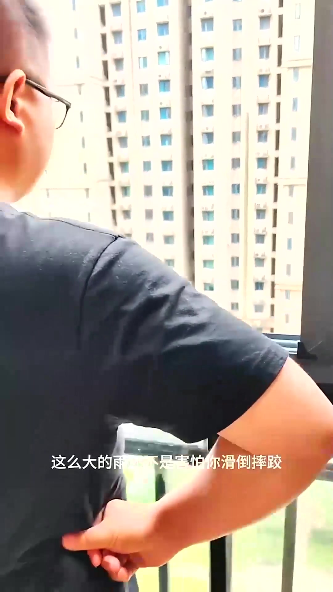  此鱼非彼鱼,他要钓的是美人鱼。