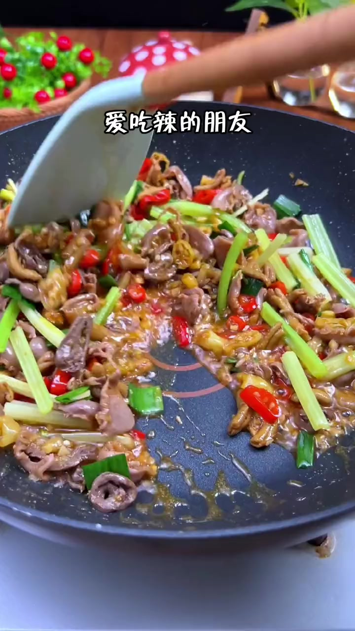 爱吃辣的朋友一定要试试这个酸辣鸡杂，酸辣开胃辣得过瘾