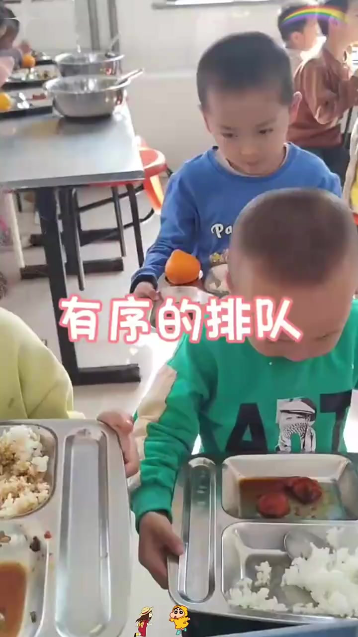 食堂插队事件:大叔坚守原则,维护秩序为男孩打菜