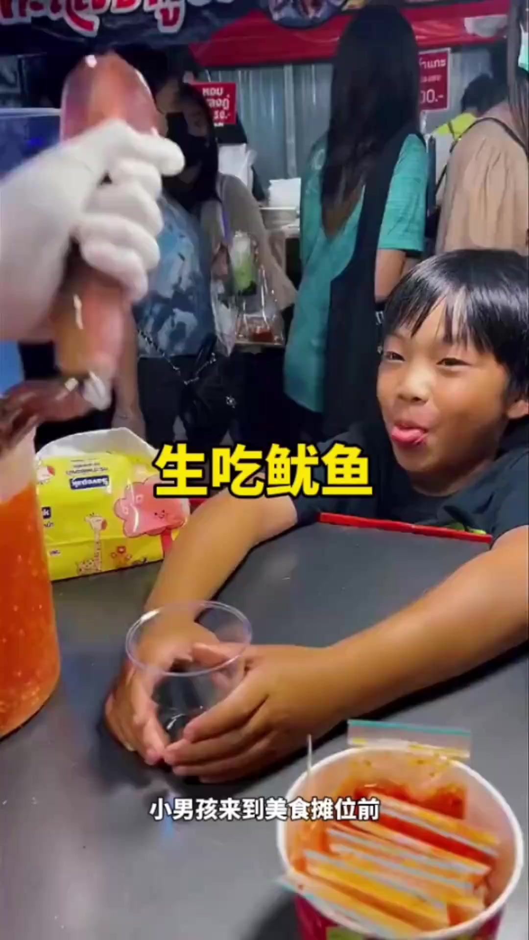 生动美食:小男孩大口吃活鱿鱼,津津有味露喜悦