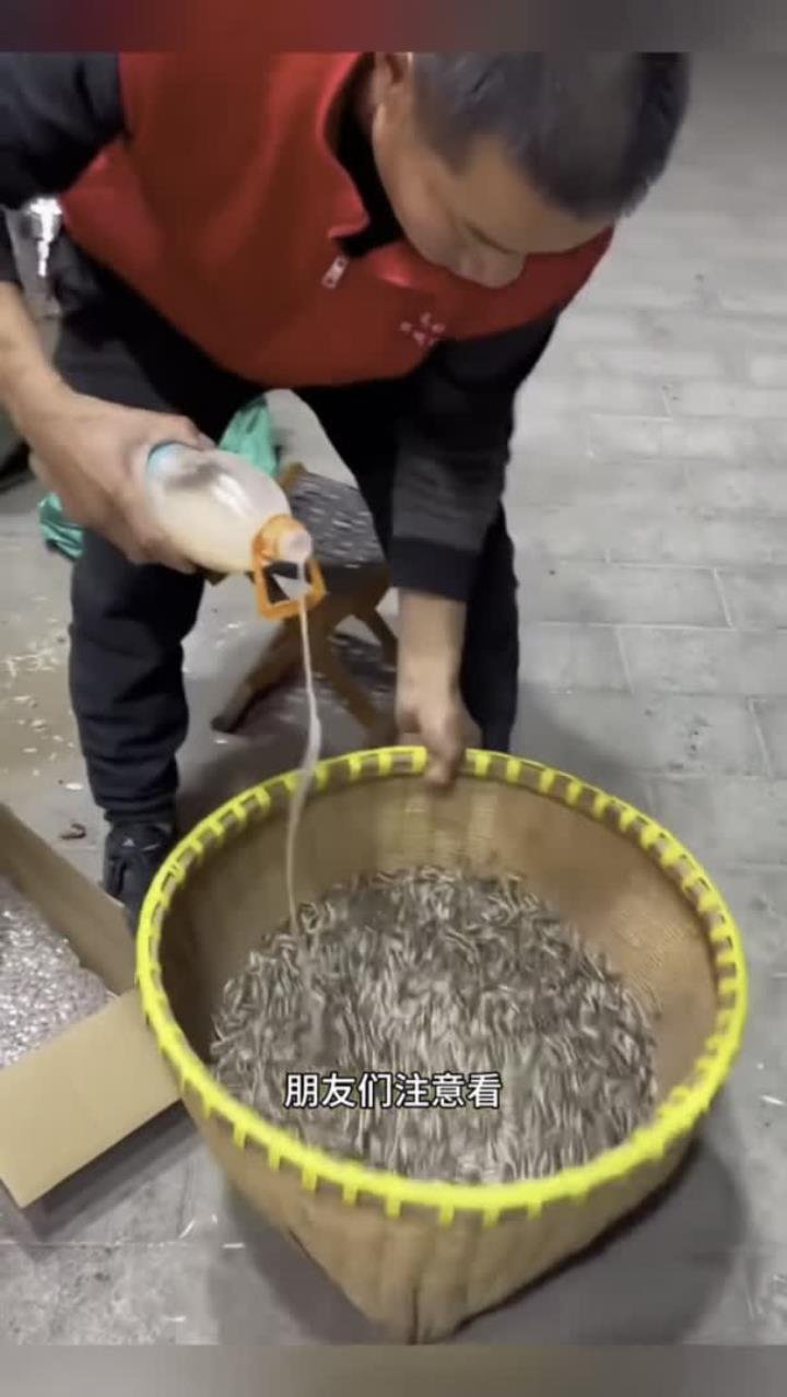 大叔炒瓜子还放点调料,这有什么作用?