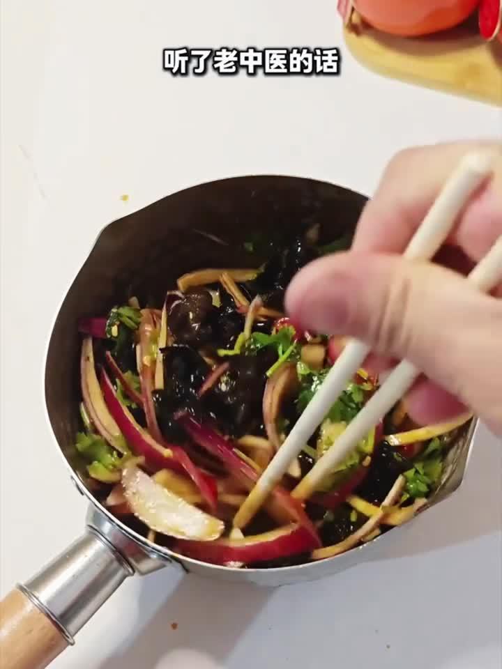 木耳洋葱这样搭,养生功效更出色!