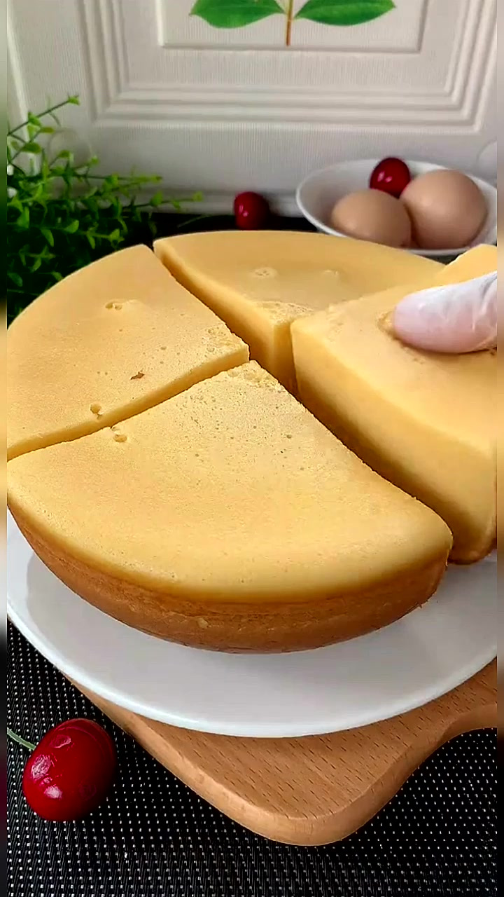 周末在家给孩子做电饭煲蛋糕，孩子高兴得跳起来～