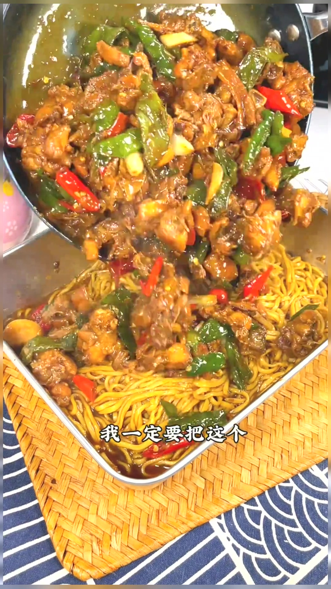 香辣过瘾,浓郁的汤汁裹着筋道的面条,绝了