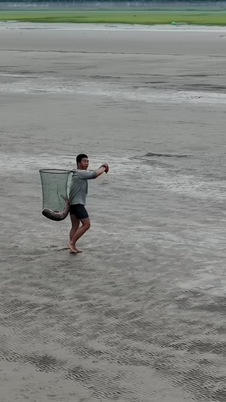 少林寺俗家弟子红尘大哥喜获钱塘江野生大白鲢一条,爽歪歪!