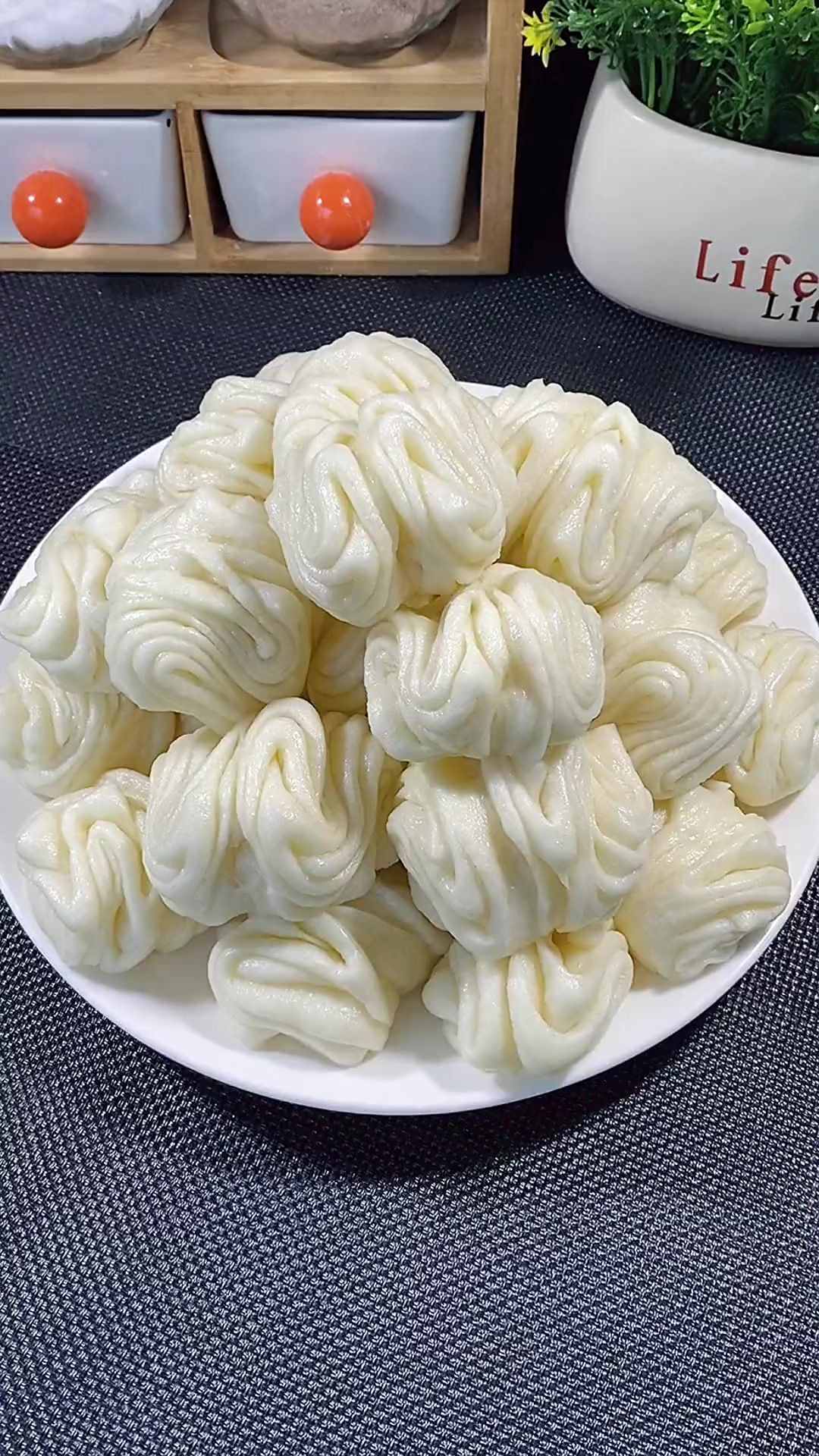 大家快点做起来吧奶香花卷