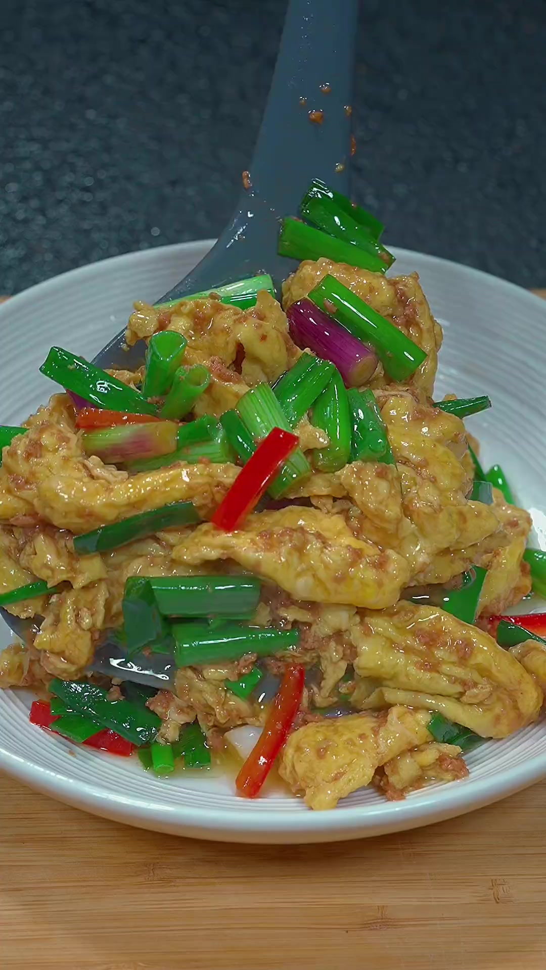 家里还有鸡蛋的就和我这样做一份虾酱炒鸡蛋吧，真的太香太好吃了