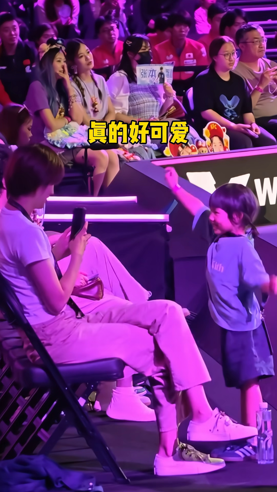 孙颖莎4比0横扫大藤沙月，到现场为莎莎姐姐加油的许昕女儿好可爱