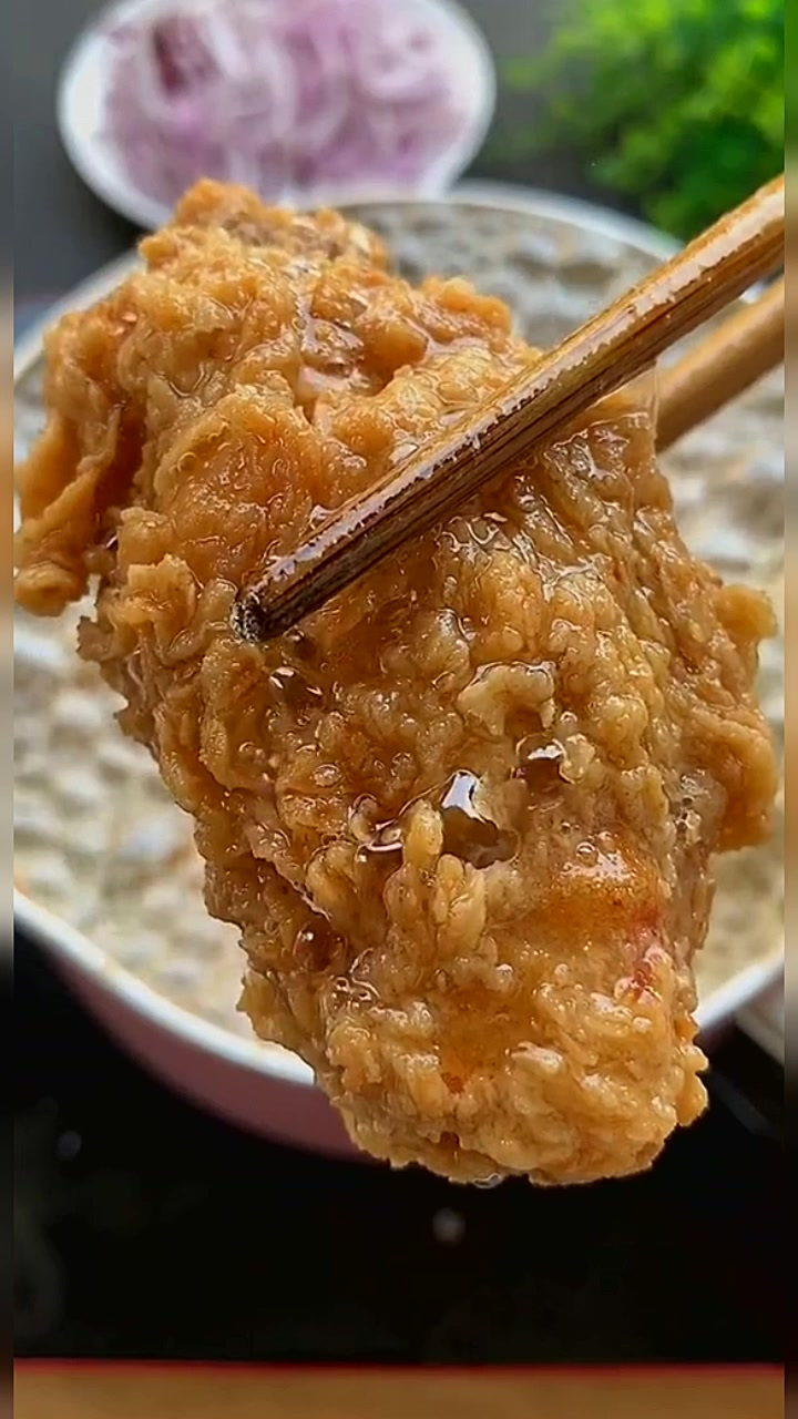 想吃炸鸡翅，不用去外面啦。在家也能做出外酥里嫩的炸鸡