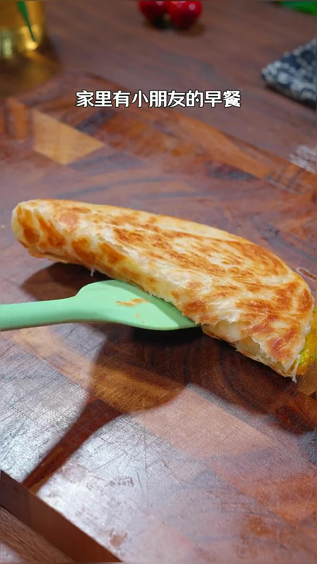 家里有小朋友的一定要试试这个火腿鸡蛋饼，外酥里嫩做法简单，而
