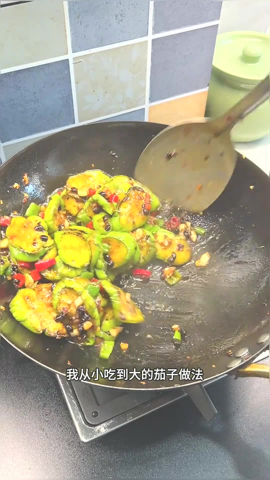 从小吃到大的江西豆豉炒盐煎茄子的做法分享给姐妹们,茄子软软糯
