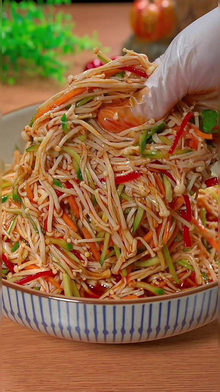 凉拌金针菇，酸辣爽口，一盘都不够吃～