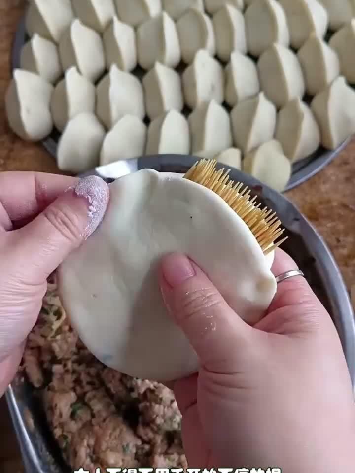 女人用牙签包饺子,包出来很好看