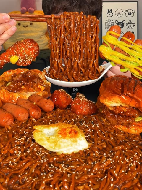 黏糊炸酱面 双层芝士牛肉堡 烤肠炸鸡!炸酱面怎么吃都不腻!
