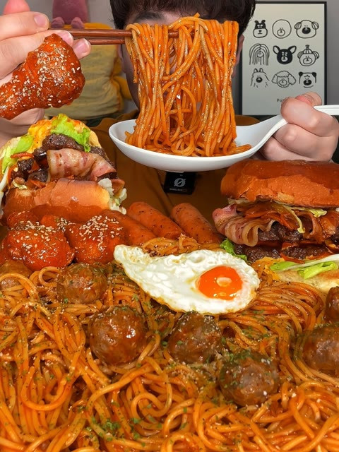 番茄肉丸意面 双层芝士培根牛肉堡 炸鸡烤肠!这顿真的很爽啊!