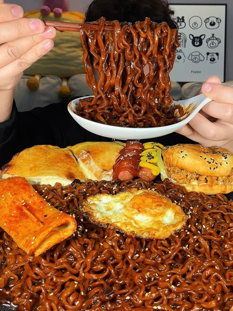 辣炸酱面 榴莲芝士爆浆披萨 汉堡烤肠鱼饼串！超好吃的呀！